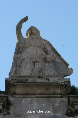 Escultura en edificio Cortefiel - Camilo Nogueira Martínez. (1953)
- (Ver mapa).