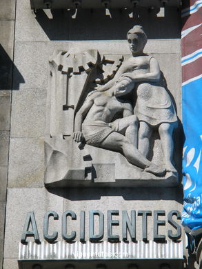 Esculturas en Edificio Aurora Polar - Camilo Nogueira Martínez
- (Ver mapa).