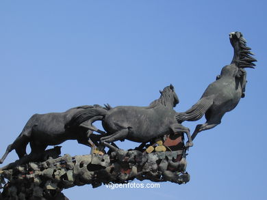 Monument to the Caballos. Juan José Oliveira Viéitez. (1991). Plaza of España.
- (Map location).