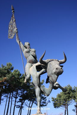 Monument to Europa. Juan José Oliveira Viéitez. (1989). Avenida of Samil.
- (Map location).