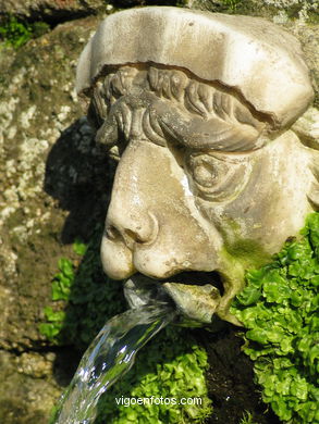 Fuente con le�n - Qui�ones de Le�n 
-  (Map location). 