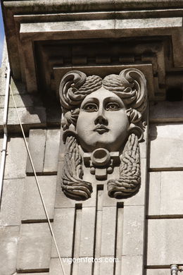 Esculturas en edificio Casa para Domingo Est�vez de Jenaro de la Fuente . (1914)
-  (Map location). 