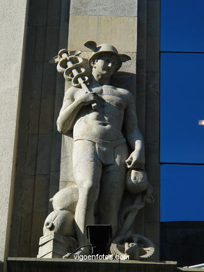 Esculturas en edificio de Jenaro de la Fuente �lvarez (Fachada a Pr�ncipe) . (1930)
-  (Map location). 