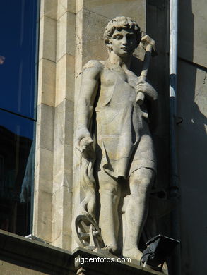 Esculturas en edificio de Jenaro de la Fuente �lvarez (Fachada a Pr�ncipe) . (1930)
-  (Map location). 