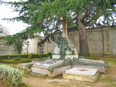 Monument of the Cruz Roja to the Repatriated soldiers of Cuba and the Philippines died in Vigo- Francisco Asorey Gonz�lez. (1907). Cementery of Pereir�.
-  (Map location). 