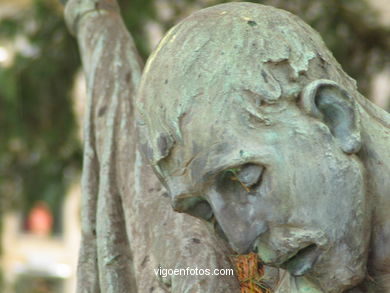 Monumento funerario de la Cruz Roja a los Soldados repatriados de Cuba y Filipinas muertos en Vigo - Francisco Asorey Gonz�lez. (1907). Cementerio de Pereir�.
-  (Ver mapa). 