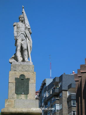 Monument to the Heros of the reconquist - Julio González Pola. (1947). Plaza of the Independencia. Vigo.
- (Map location).