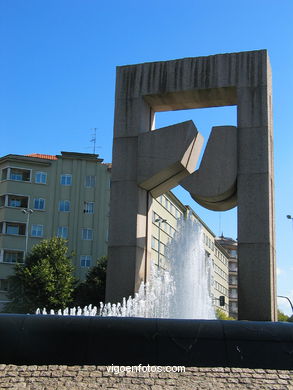 Monument Puerta del Atlántico. Silveiro Rivas. (1991) Plaza of América. Vigo
- (Map location).