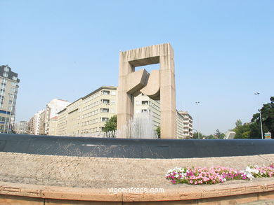 Monument Puerta del Atlántico. Silveiro Rivas. (1991) Plaza of América. Vigo
- (Map location).