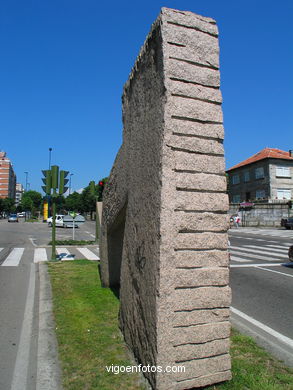 Monument Puerta del Atlántico. Silveiro Rivas. (1991) Plaza of América. Vigo
- (Map location).