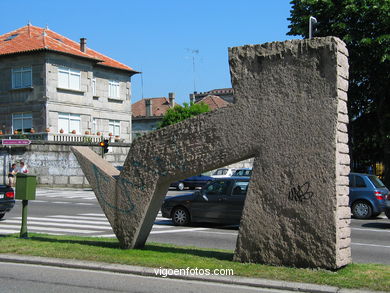 Monument Puerta del Atlántico. Silveiro Rivas. (1991) Plaza of América. Vigo
- (Map location).