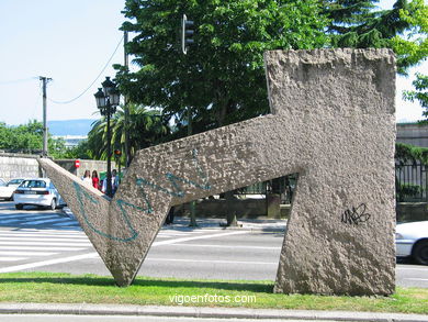Monument Puerta del Atlántico. Silveiro Rivas. (1991) Plaza of América. Vigo
- (Map location).