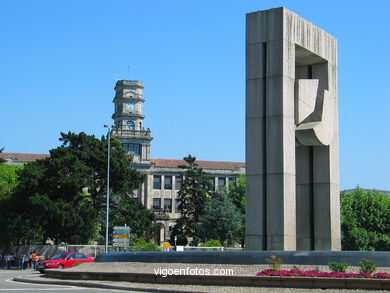 Monument Puerta del Atlántico. Silveiro Rivas. (1991) Plaza of América. Vigo
- (Map location).