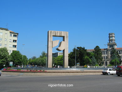 Monument Puerta del Atlántico. Silveiro Rivas. (1991) Plaza of América. Vigo
- (Map location).