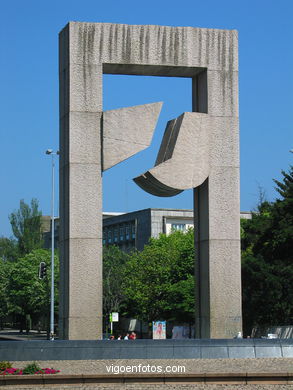 Monument Puerta del Atlántico. Silveiro Rivas. (1991) Plaza of América. Vigo
- (Map location).