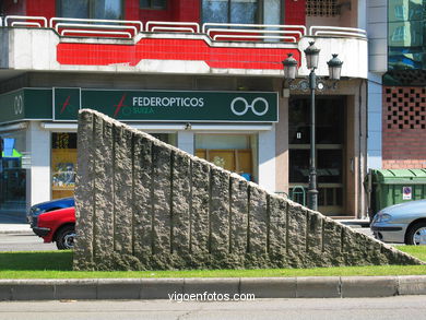Monument Puerta del Atlántico. Silveiro Rivas. (1991) Plaza of América. Vigo
- (Map location).