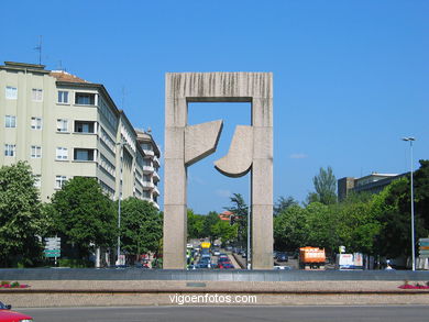Monument Puerta del Atlántico. Silveiro Rivas. (1991) Plaza of América. Vigo
- (Map location).