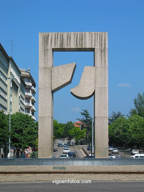 Monument Puerta del Atlántico. Silveiro Rivas. (1991) Plaza of América. Vigo
- (Map location).