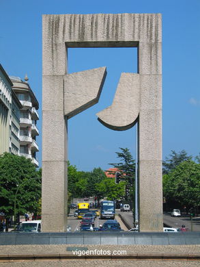Monument Puerta del Atlántico. Silveiro Rivas. (1991) Plaza of América. Vigo
- (Map location).