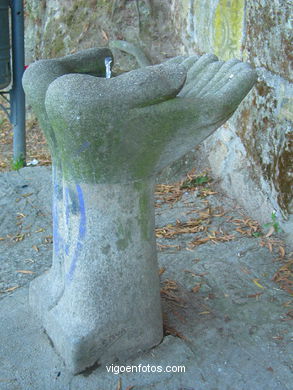 Fuente - Manos con agua 2 - Silvino Silva.