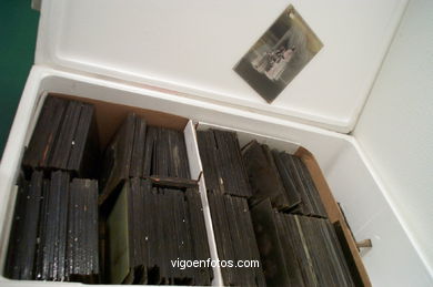 Caja con placas de negativos.