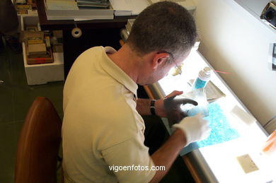 Proceso de limpieza y restauraci�n de la placa negativo. 