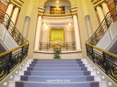 Escalera hacia sala de recepciones. 