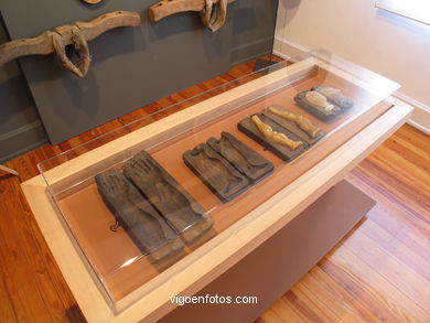 Moldes de madera para exvotos de cera. 