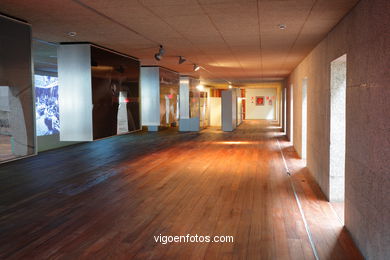 Sala de exposiciones central del museo: Sala Peirao del Museo do Mar de Galicia. Vigo.. 
