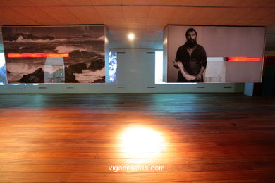 Sala de exposiciones central del museo: Sala Peirao del Museo do Mar de Galicia. Vigo.. 