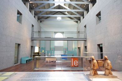 Sala de exposiciones central del museo: Sala Peirao del Museo do Mar de Galicia. Vigo.. 