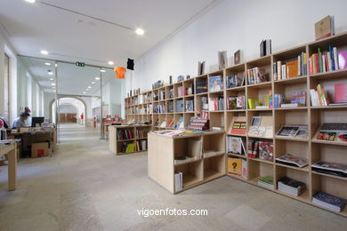 Tienda-librer�a del Museo Marco . 