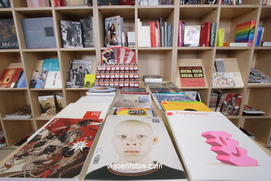 Tienda-librer�a del Museo Marco . 
