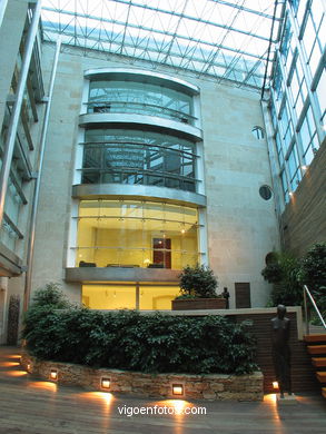 Interiores del edificio Centro Social Caixanova.
