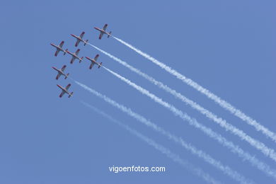 Exhibición aérea de aviones en la playa de Samil. Patrulla Águila, F18 e hidroaviones..