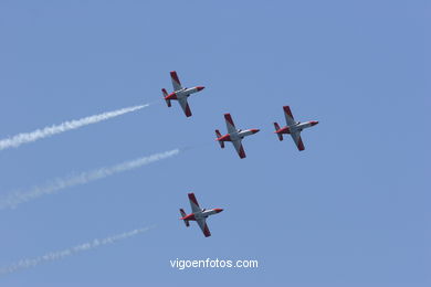 Exhibición aérea de aviones en la playa de Samil. Patrulla Águila, F18 e hidroaviones..
