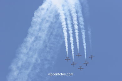 Exhibición aérea de aviones en la playa de Samil. Patrulla Águila, F18 e hidroaviones..
