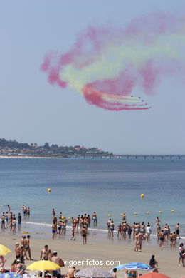 Exhibición aérea de aviones en la playa de Samil. Patrulla Águila, F18 e hidroaviones..