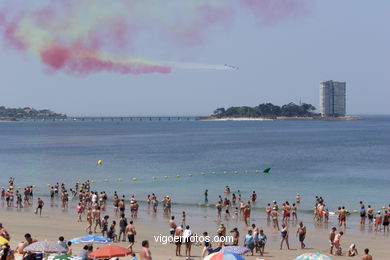 Exhibición aérea de aviones en la playa de Samil. Patrulla Águila, F18 e hidroaviones..