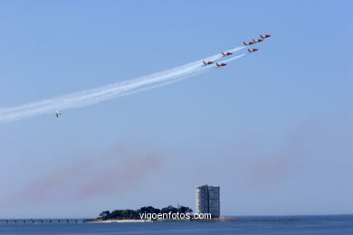 Exhibición aérea de aviones en la playa de Samil. Patrulla Águila, F18 e hidroaviones..