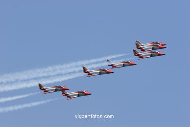 Exhibición aérea de aviones en la playa de Samil. Patrulla Águila, F18 e hidroaviones..