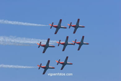 Patrulla �guila. Exhibici�n a�rea de Vigo en la Playa de Samil. Agosto de 2006. 
