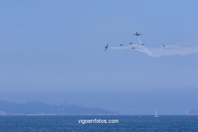 Patrulla �guila. Exhibici�n a�rea de Vigo en la Playa de Samil. Agosto de 2006. 