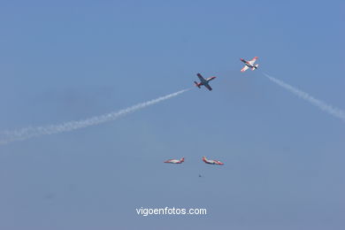 Patrulla �guila. Exhibici�n a�rea de Vigo en la Playa de Samil. Agosto de 2006. 
