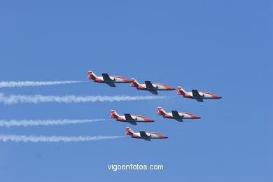Patrulla �guila. Exhibici�n a�rea de Vigo en la Playa de Samil. Agosto de 2006. 
