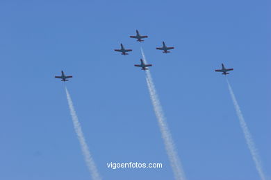 Patrulla �guila. Exhibici�n a�rea de Vigo en la Playa de Samil. Agosto de 2006. 