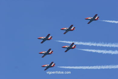 Patrulla �guila. Exhibici�n a�rea de Vigo en la Playa de Samil. Agosto de 2006. 