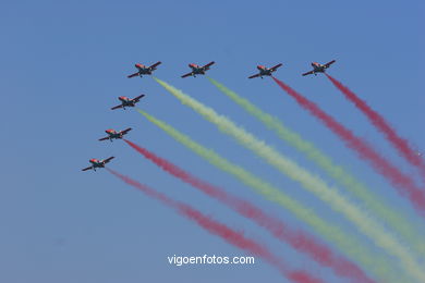 Patrulla �guila. Exhibici�n a�rea de Vigo en la Playa de Samil. Agosto de 2006. 