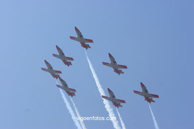Patrulla �guila. Exhibici�n a�rea de Vigo en la Playa de Samil. Agosto de 2006. 