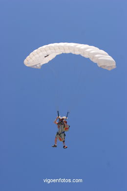 Equipo paracaidistas Alas. Exhibición aérea de Vigo en la Playa de Samil. Agosto de 2006.